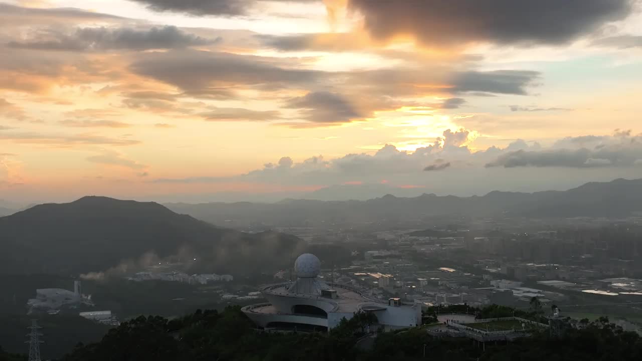 日落时山间的云景视频素材