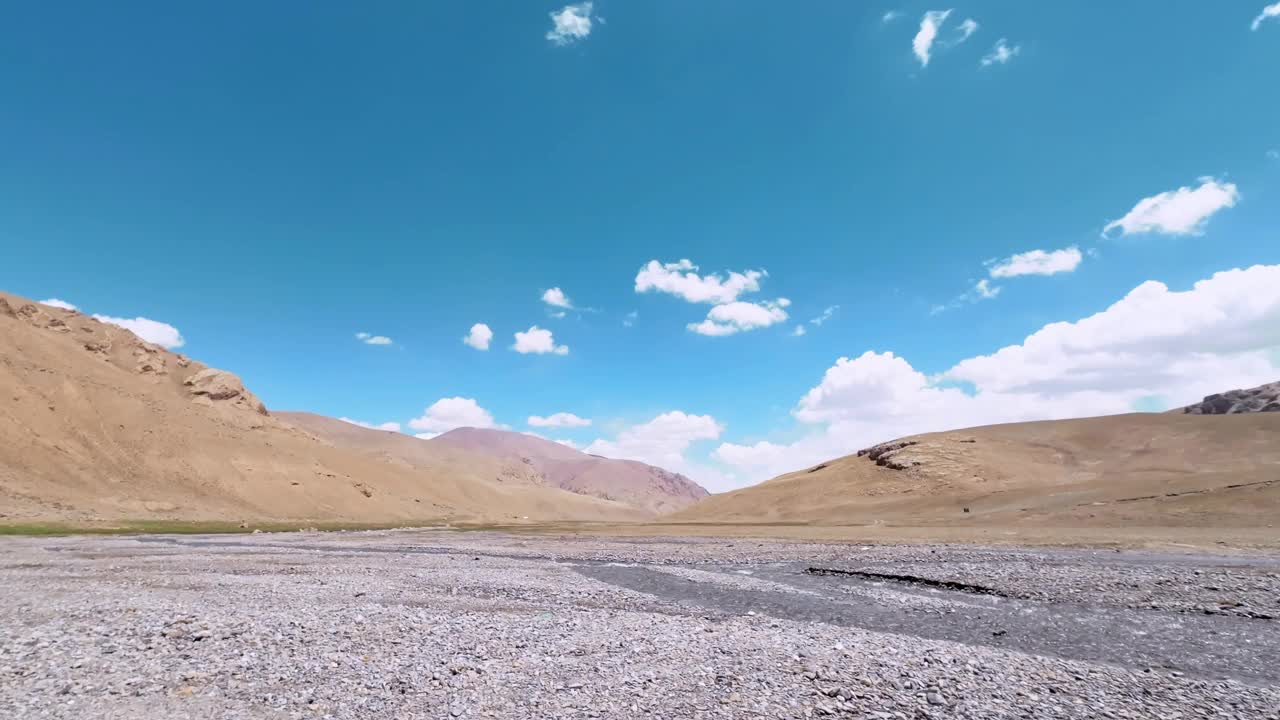 乘福特汽车穿越山河视频素材