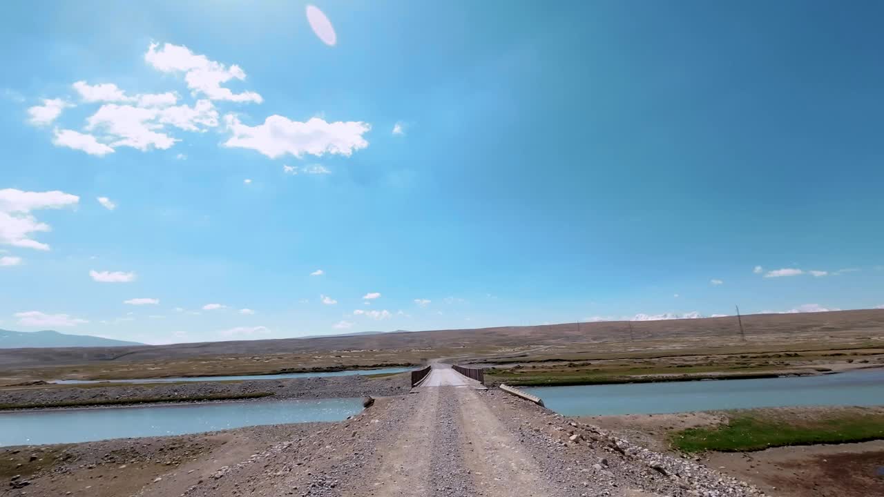 用桥穿越山河视频素材