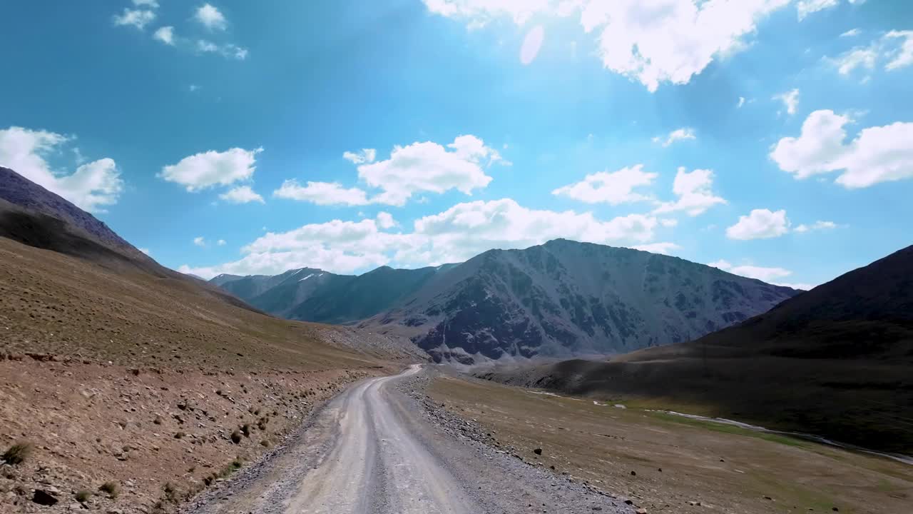 行驶在蜿蜒的土路上，穿过险峻的山峡视频素材