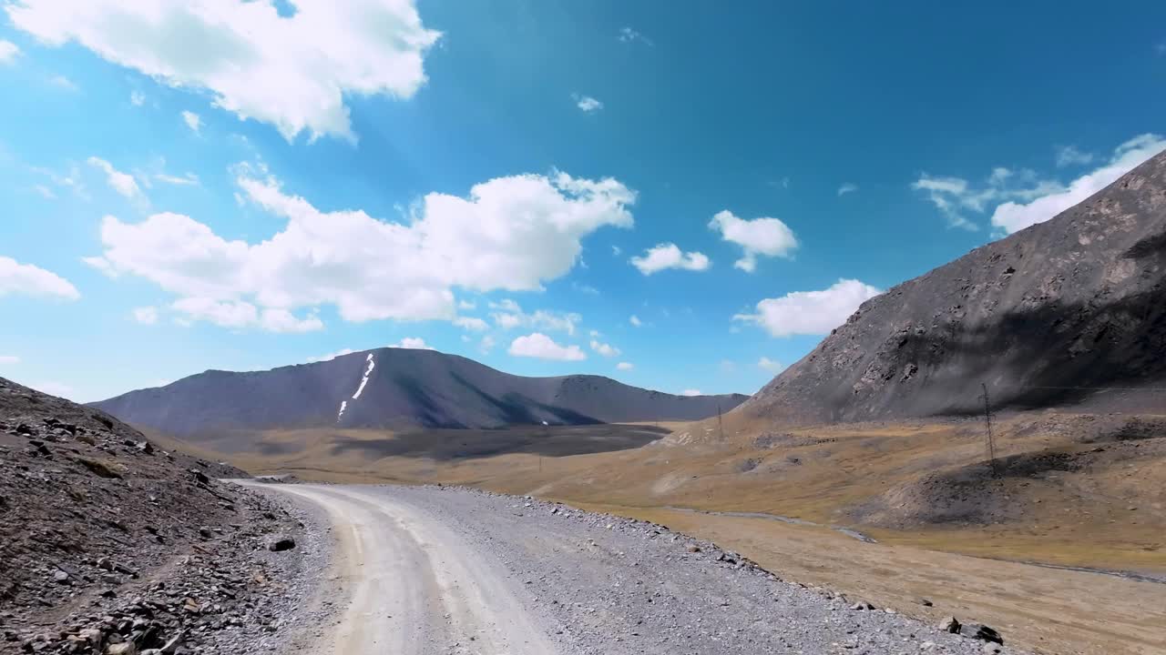 在崎岖的山路上旅行视频素材