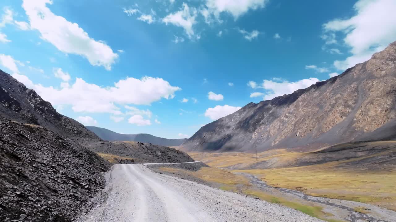 沿着蜿蜒的土路，穿过险峻的山涧视频素材