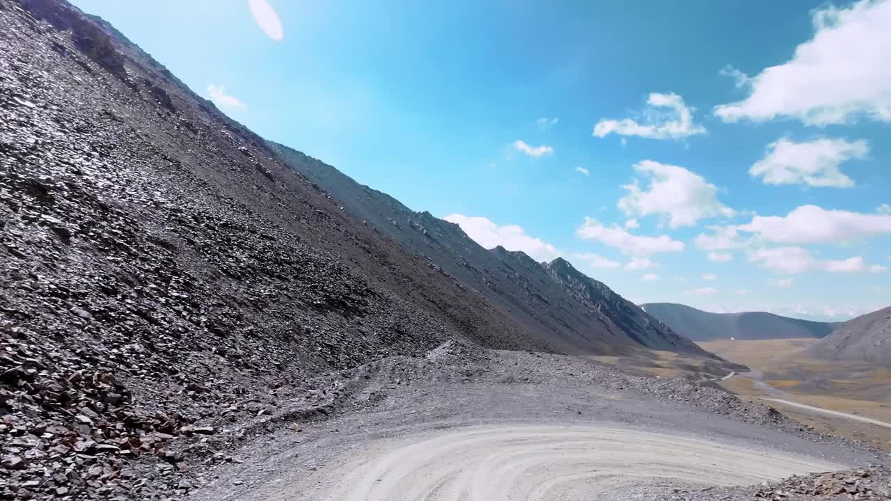 穿过弯弯曲曲的土路，穿越险峻的山坳视频素材