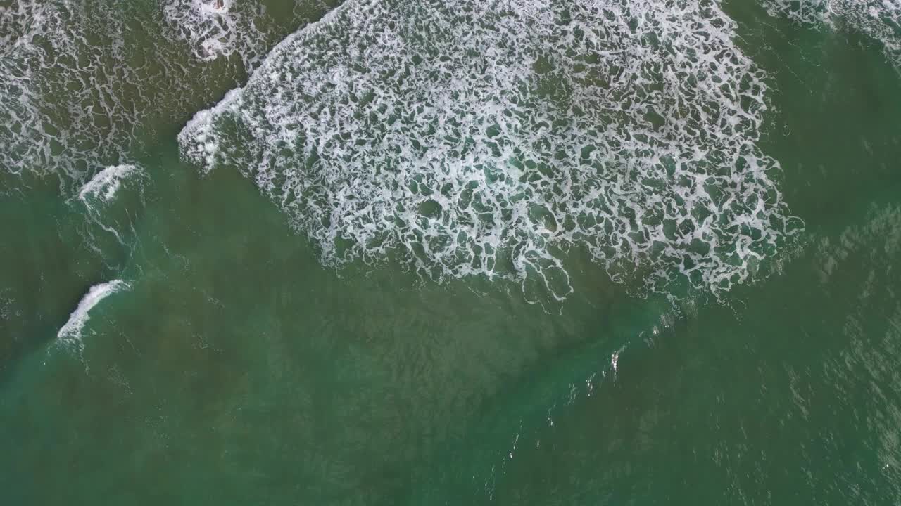 海浪冲击着巴塞罗那海岸和吉内斯塔港的海岸线视频素材