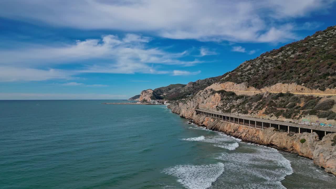 巴塞罗那吉纳斯塔港沿海公路和风景秀丽的海岸线鸟瞰图视频素材