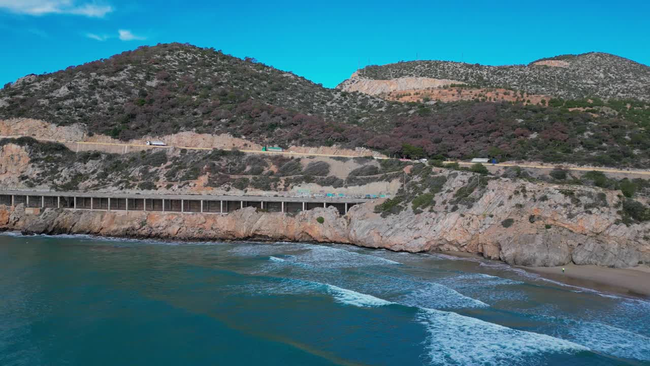 沿着吉尼斯塔港悬崖的海岸公路风景如画，绿松石般的海水和海浪视频素材