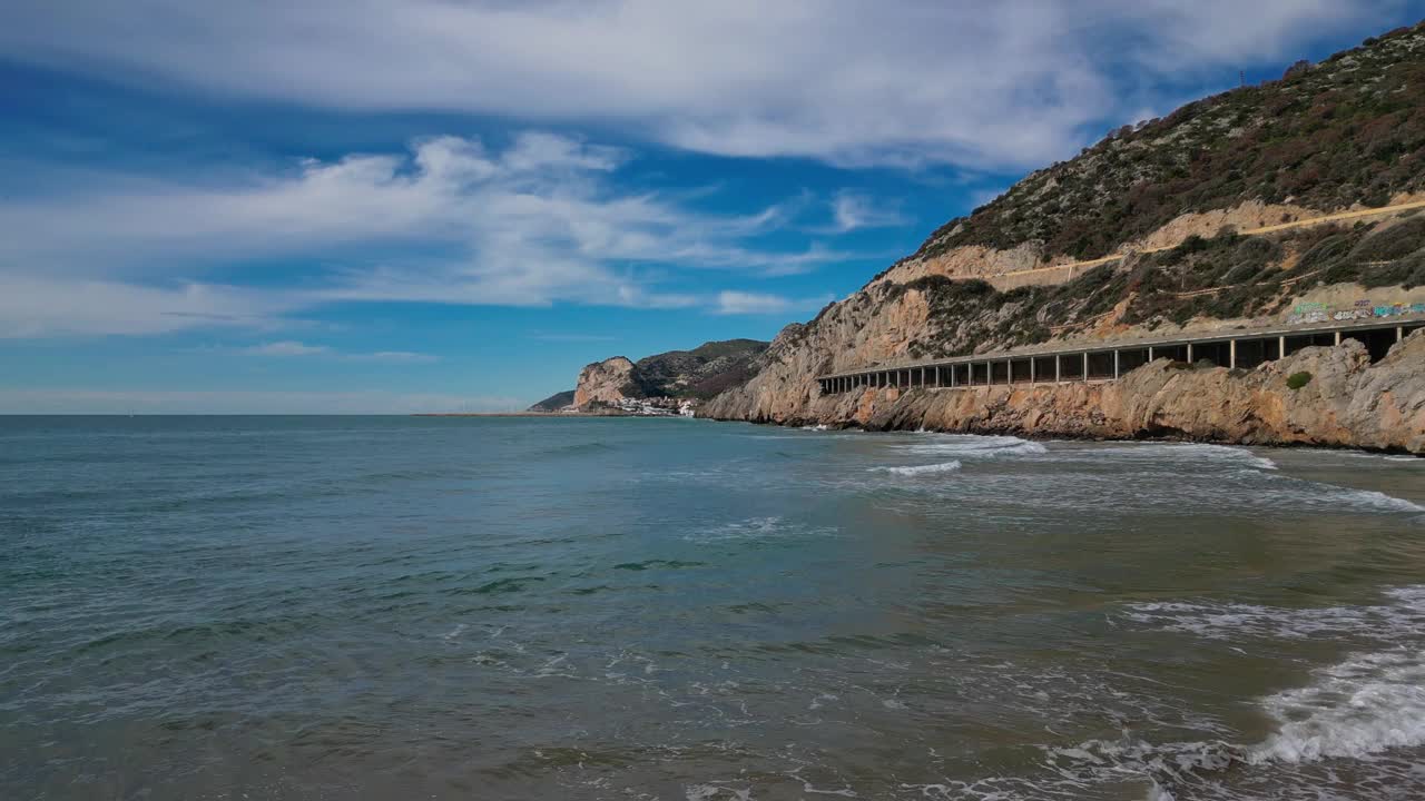 巴塞罗那吉纳斯塔港的海岸景观，蓝天和平静的大海视频素材