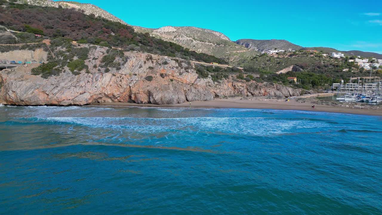 巴塞罗那的海岸和吉内斯塔港，有着令人惊叹的蓝色海水和岩石海岸线，鸟瞰图视频素材