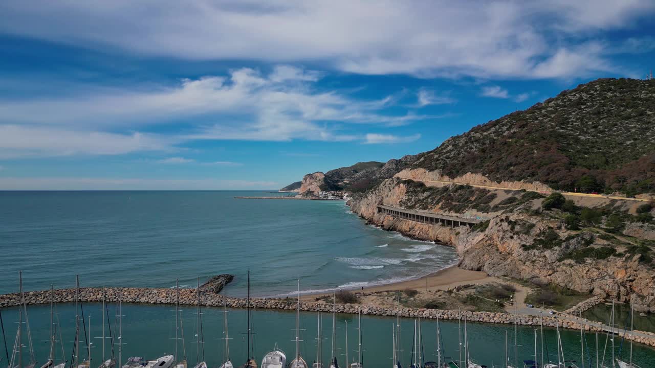 海岸和港口的景色，崎岖的悬崖和宁静的蓝色海水视频素材