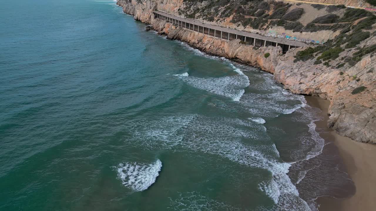 巴塞罗那的海岸和港口，海浪冲击着岩石海岸，鸟瞰图视频素材