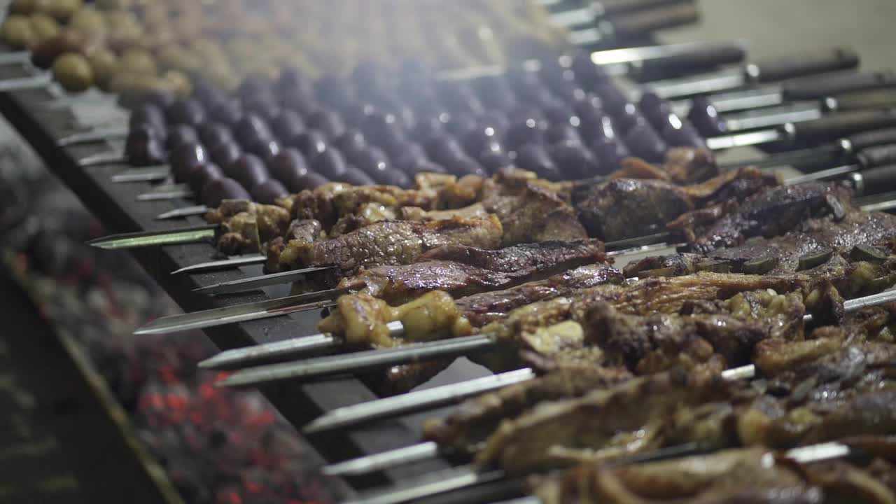 烤肉串上的肉特写。传统的阿根廷烤肉。缓慢的运动。波萨达斯的计划。视频素材