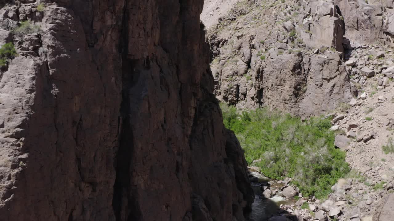 鸟瞰流经阿拉巴马山峡谷的河流，内华达山脉，加利福尼亚视频素材