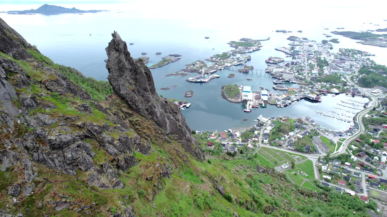 全景鸟瞰图的岩石顶峰Svolvaergeita(山羊)在春天。敦,挪威。视频素材