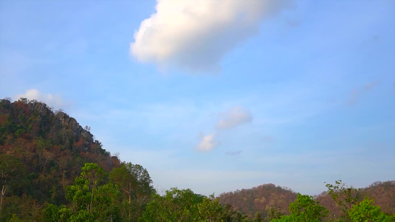 青山碧空，云淡风轻，风光旖旎。视频下载