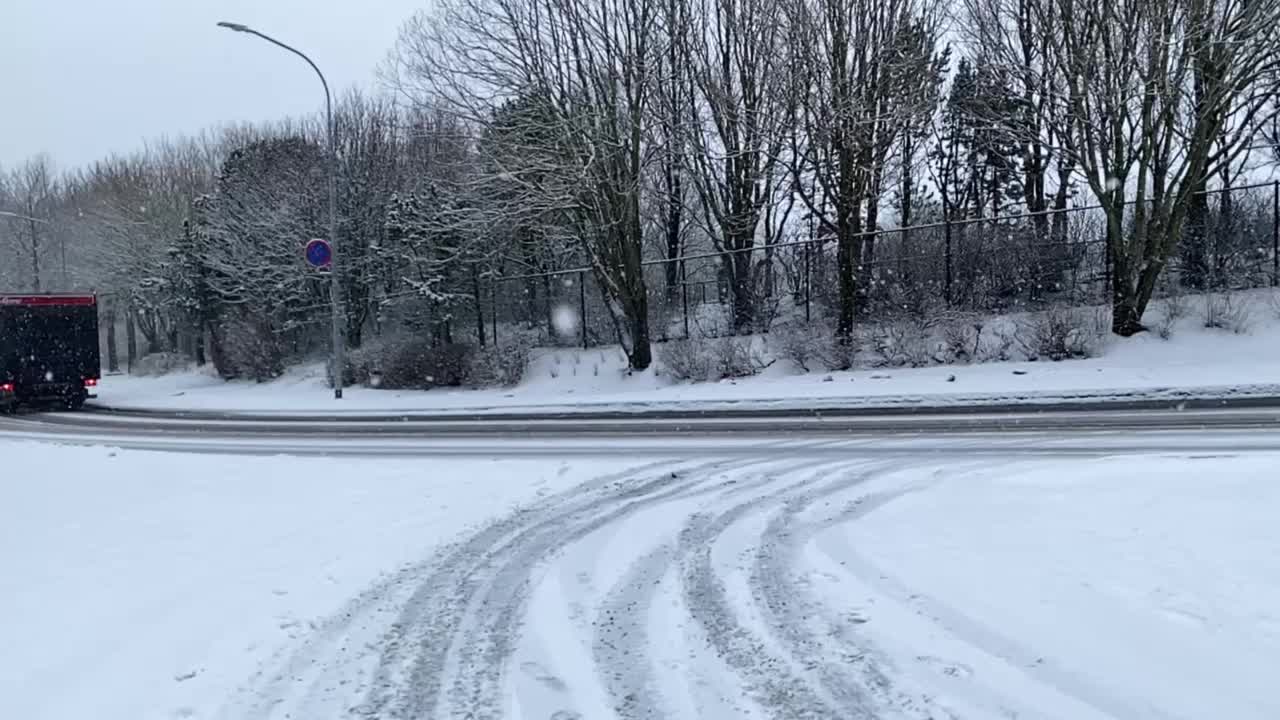 冰岛冰雪覆盖的道路视频下载