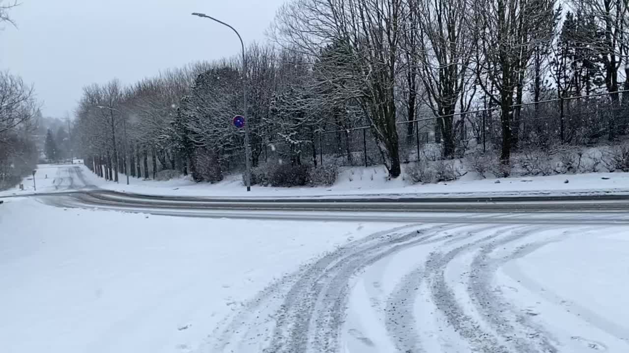 冰岛冰雪覆盖的道路视频素材