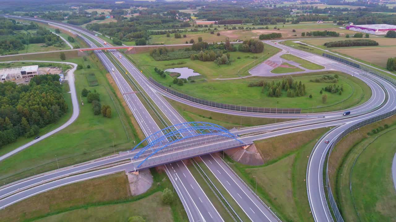 欧洲波兰高速公路鸟瞰图。高速公路上的一座桥。交通或旅行概念视频下载