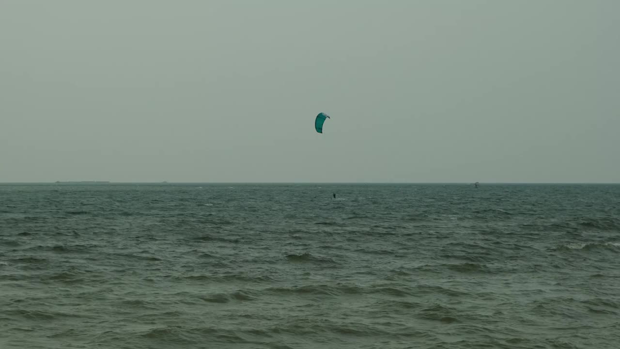 在泰国湾玩风筝冲浪视频素材