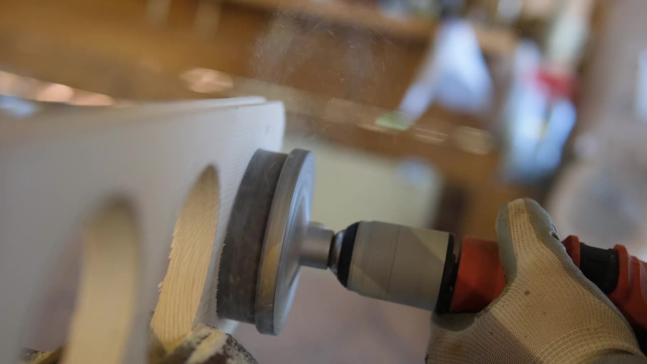 木工使用电锯切割木材材料，工作的工具视频下载