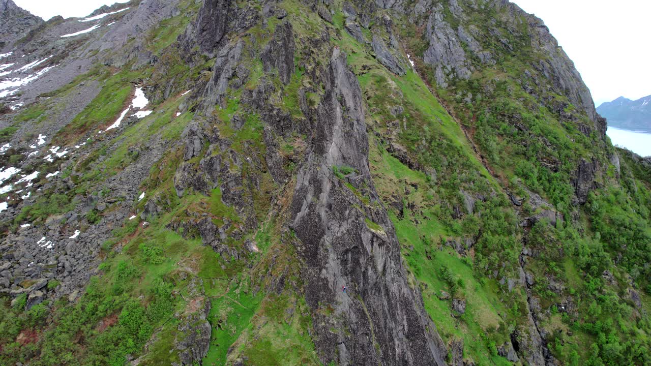 春天，在轨道上鸟瞰Svolvaergeita(山羊)的岩石顶峰。敦,挪威。视频素材