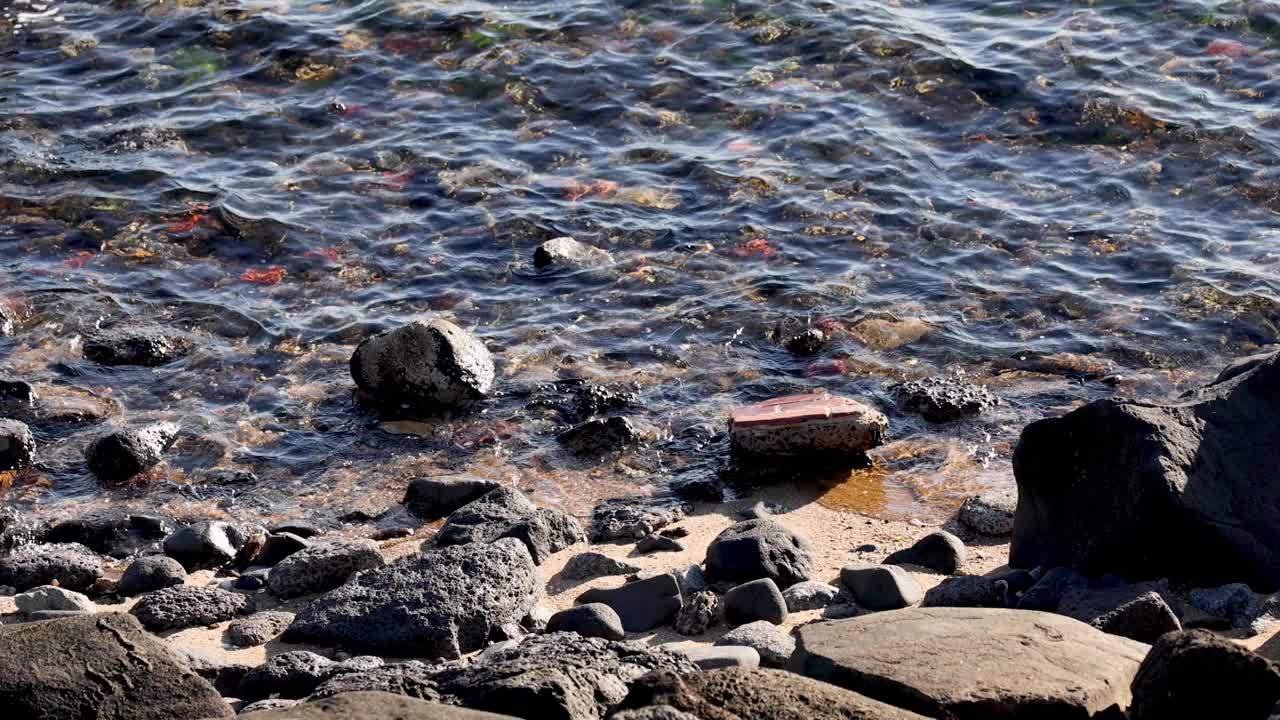 海浪冲击着岩石海岸视频素材