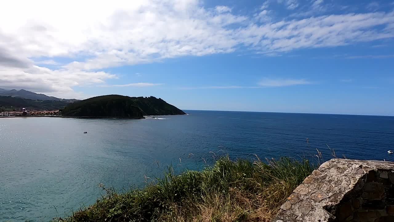 从西班牙阿斯图里亚斯地区的高架上看海滨海滩视频素材