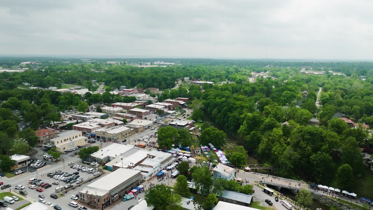 美国阿肯色州第50届山茱萸节期间，西罗亚泉市中心。空中拍摄视频素材