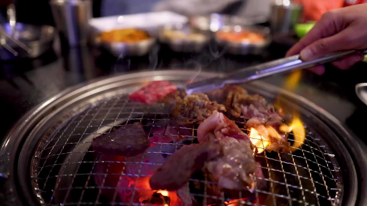 在墨尔本烤肉店烤肉视频素材