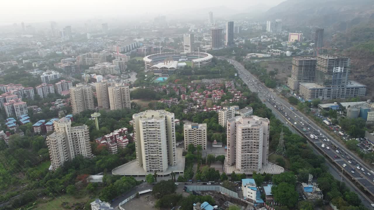 空中无人机视图的新孟买天际线在Nerul和多车道国家高速公路上的交通流量-锡安潘维尔高速公路或孟买萨塔拉高速公路从无人机的视角在一个抽象的视频片段。视频素材