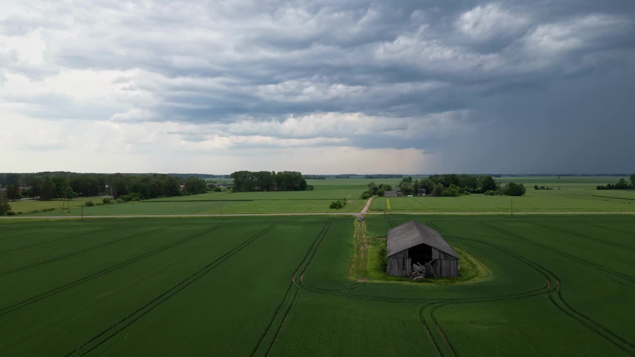 一个风景如画的场景，郁郁葱葱的绿色田野下的天空点缀着云-超延时视频素材