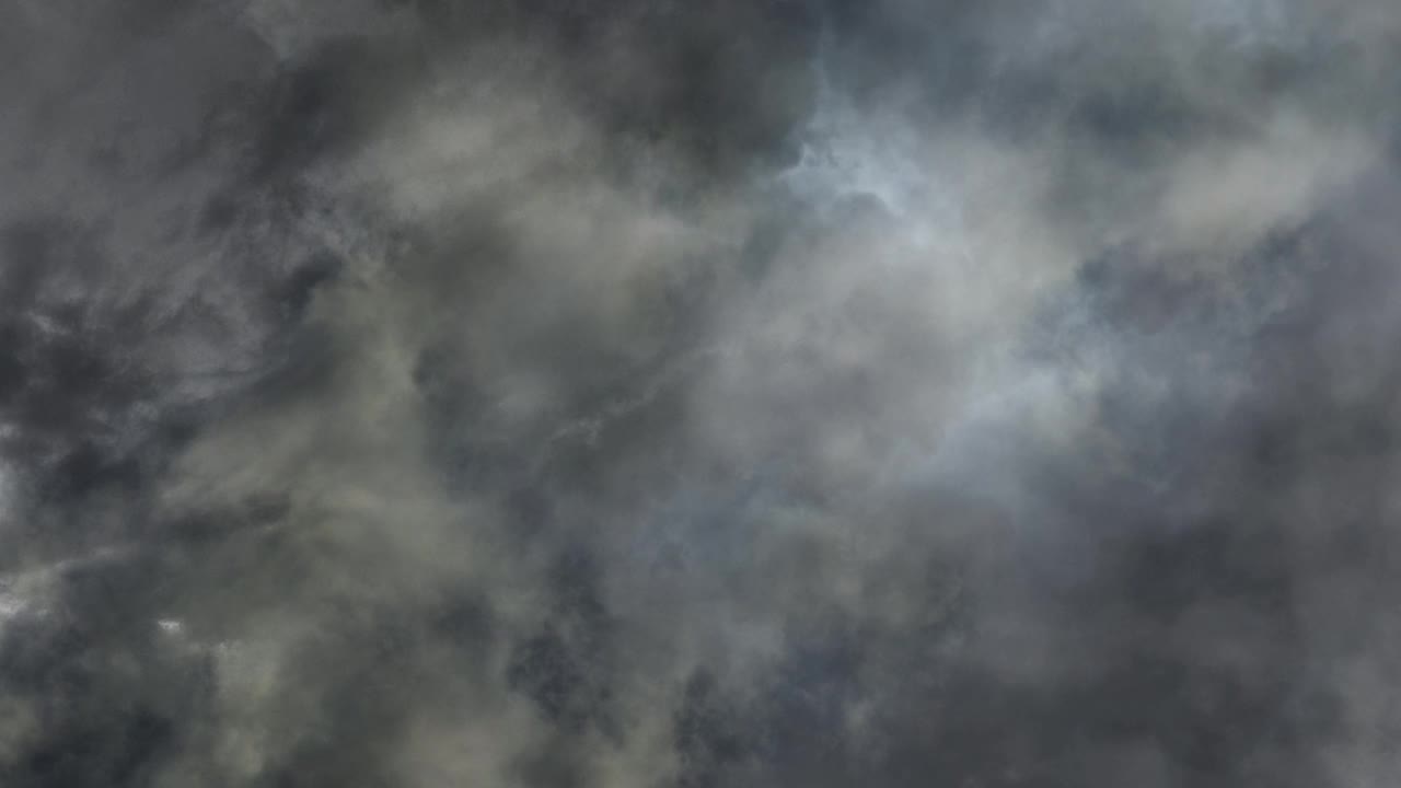 黑暗的天空中灰色的积雨云。视频素材