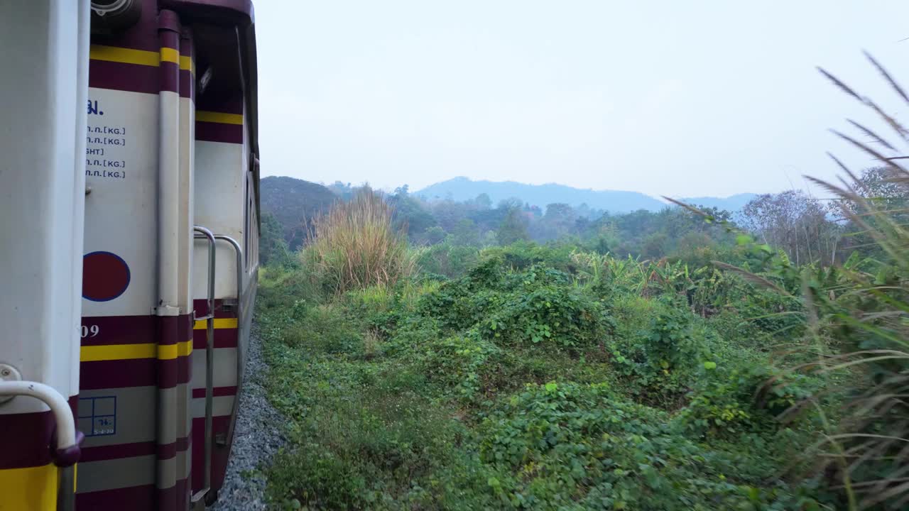 运动中的火车:从移动的火车内部观看视频下载