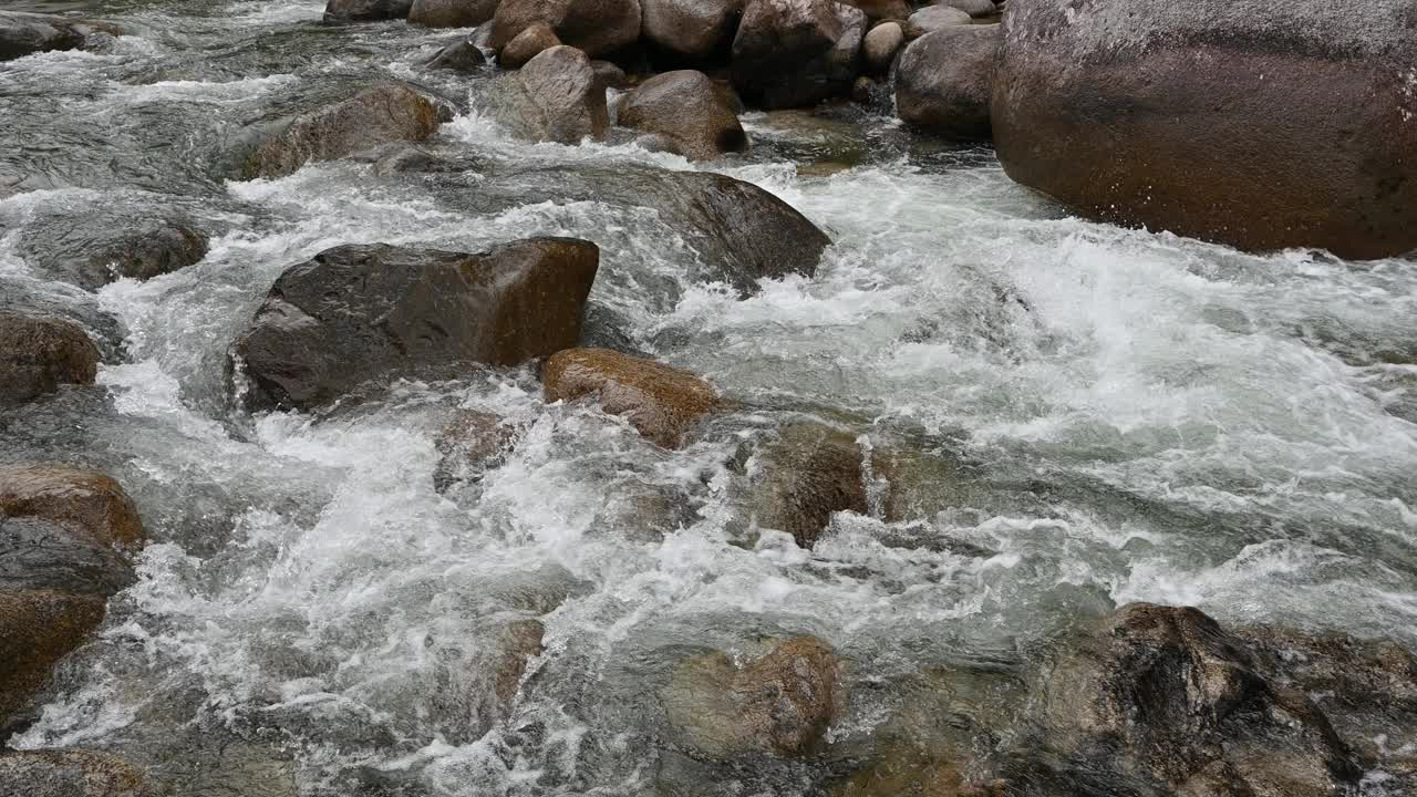 流过岩石的水视频下载