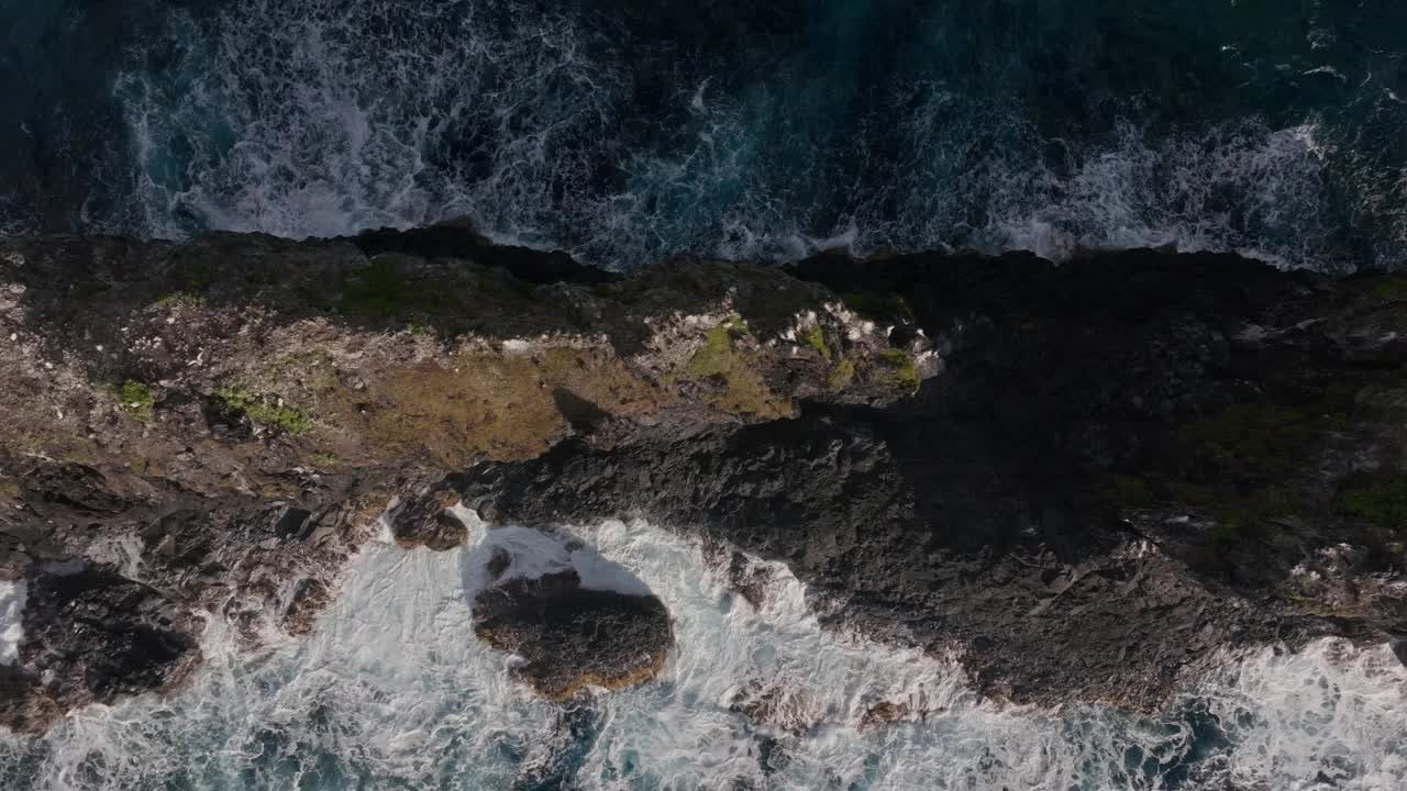 鸟瞰夏威夷毛伊岛北海岸被海浪冲刷的玄武岩尖顶视频素材