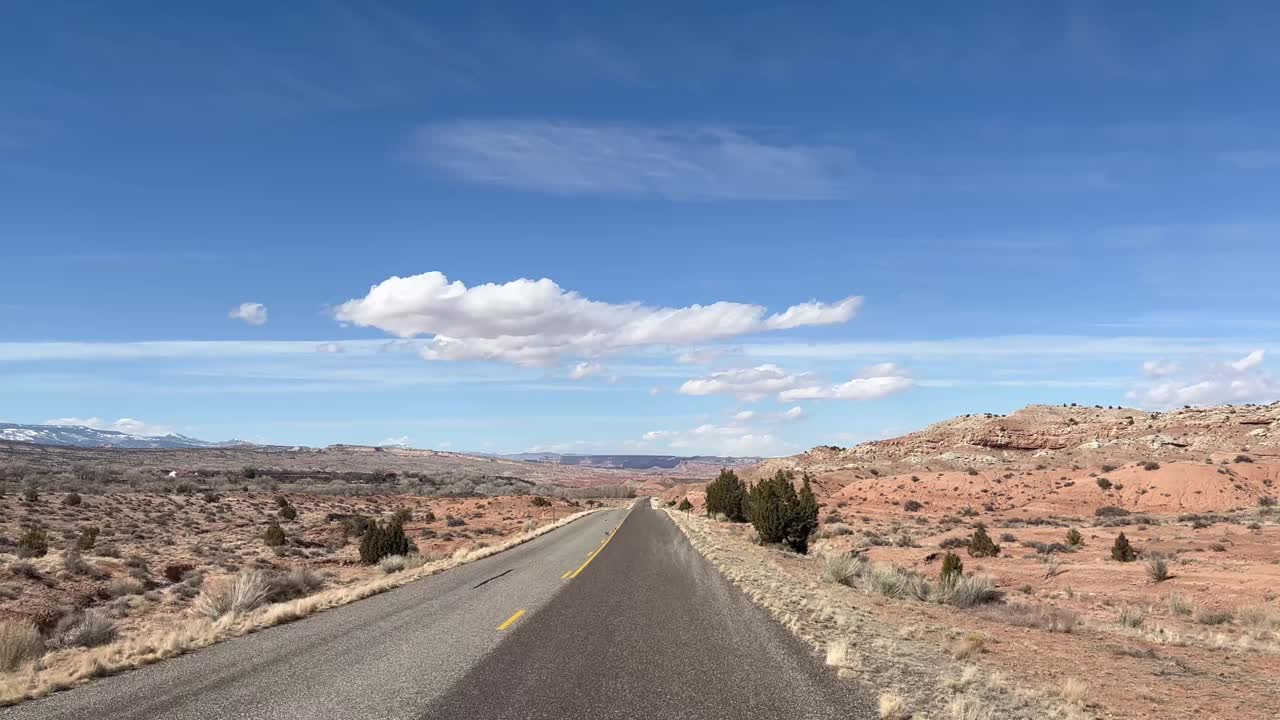 驾驶著名的伯尔步道风景小路在国会礁，犹他州视频素材