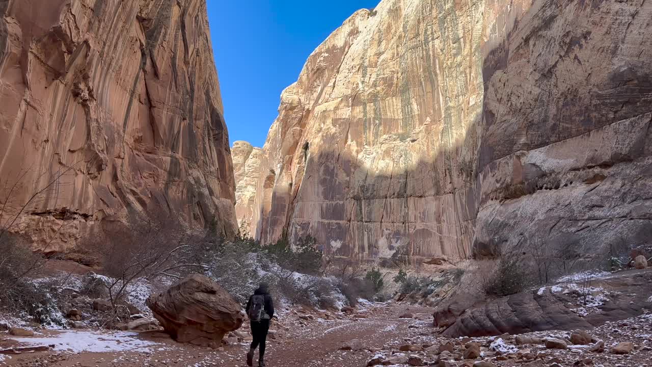 女徒步旅行者走向陡峭的悬崖在国会礁国家公园，犹他州视频素材