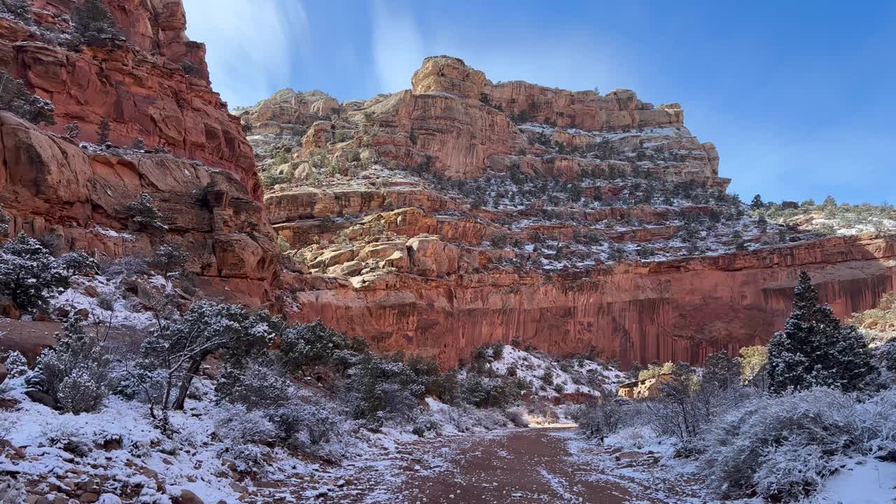 犹他州国会礁国家公园美丽的白雪覆盖的峡谷壁视频素材