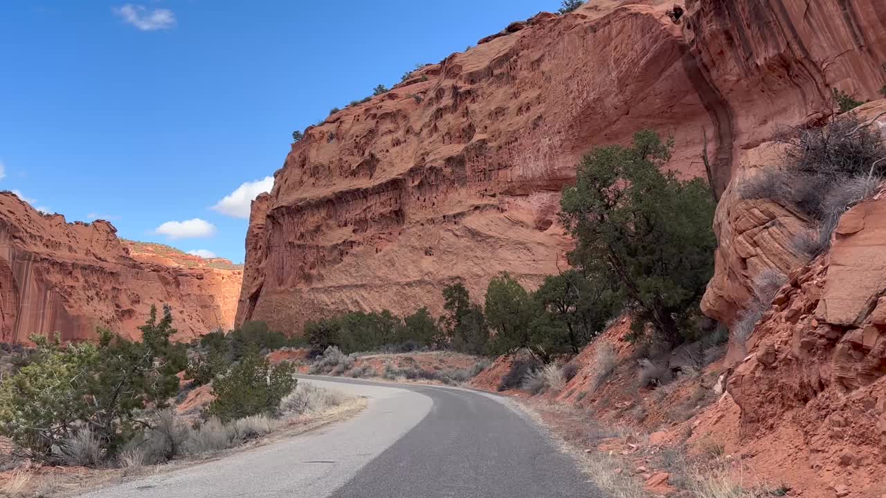 驾车穿过风景秀丽的红岩长峡谷在伯尔步道，犹他州视频素材