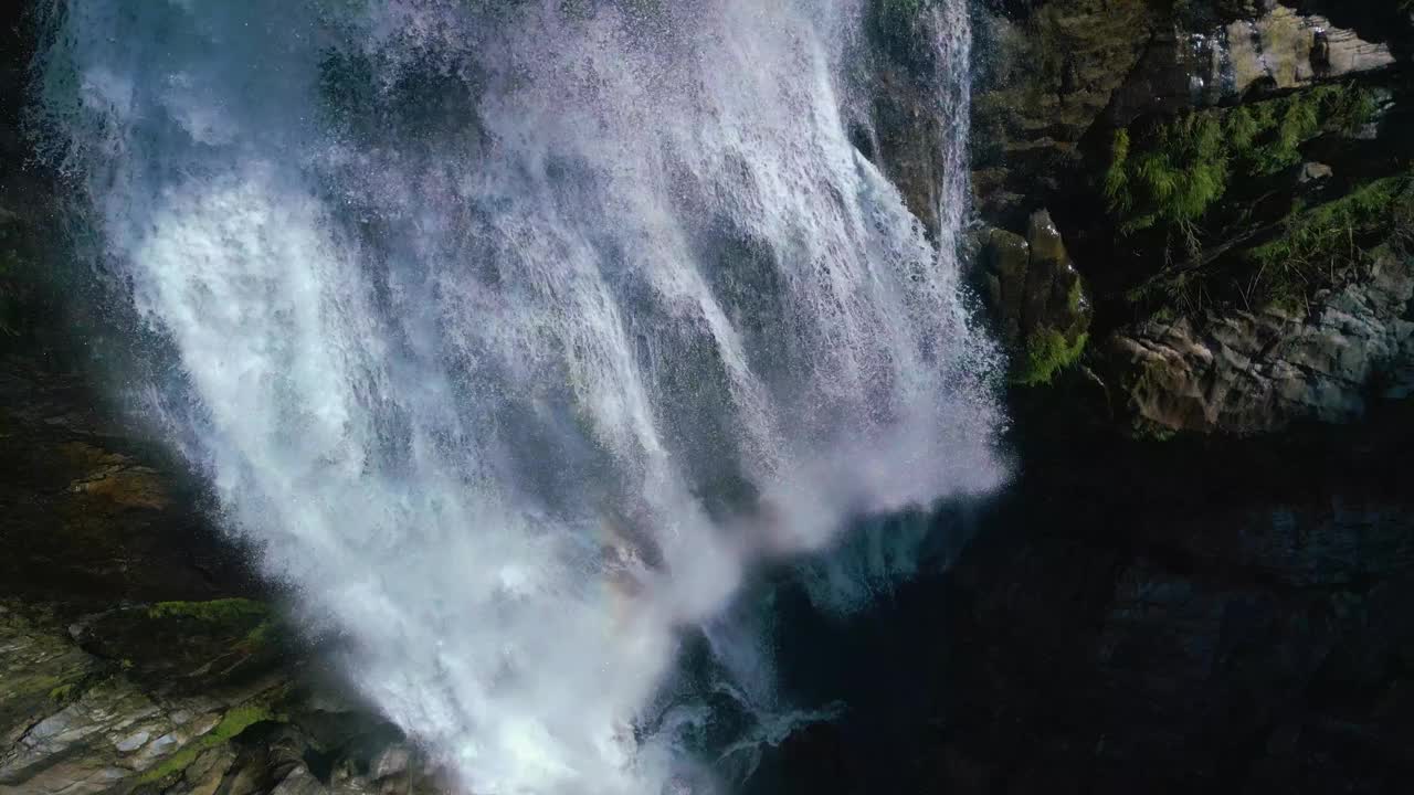 无人机拍摄的风景秀丽的贝勒瀑布(Salto de la Fervenza)在西班牙加利西亚的拉科鲁尼亚视频素材