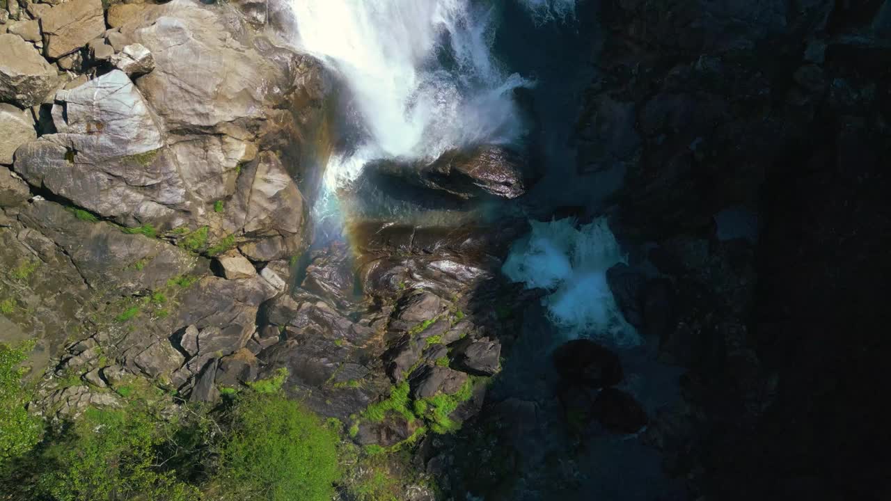 无人机拍摄的贝勒河瀑布(Fervenza do Rio Belelle)在西班牙加利西亚的拉科鲁尼亚视频素材