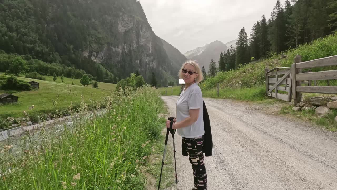 徒步穿越奥地利阿尔卑斯山的山谷视频素材