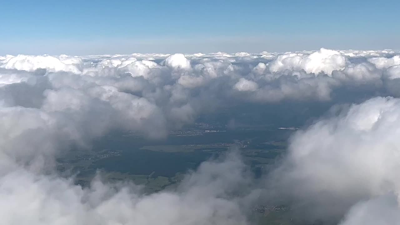 在云层之上飞行。有阳光的多云天空视频下载