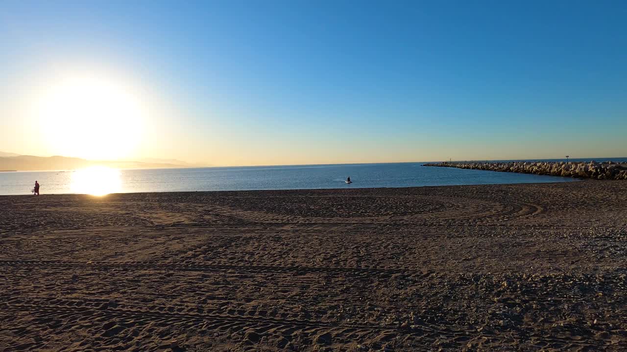 马拉加海滩和城市的日出视频素材