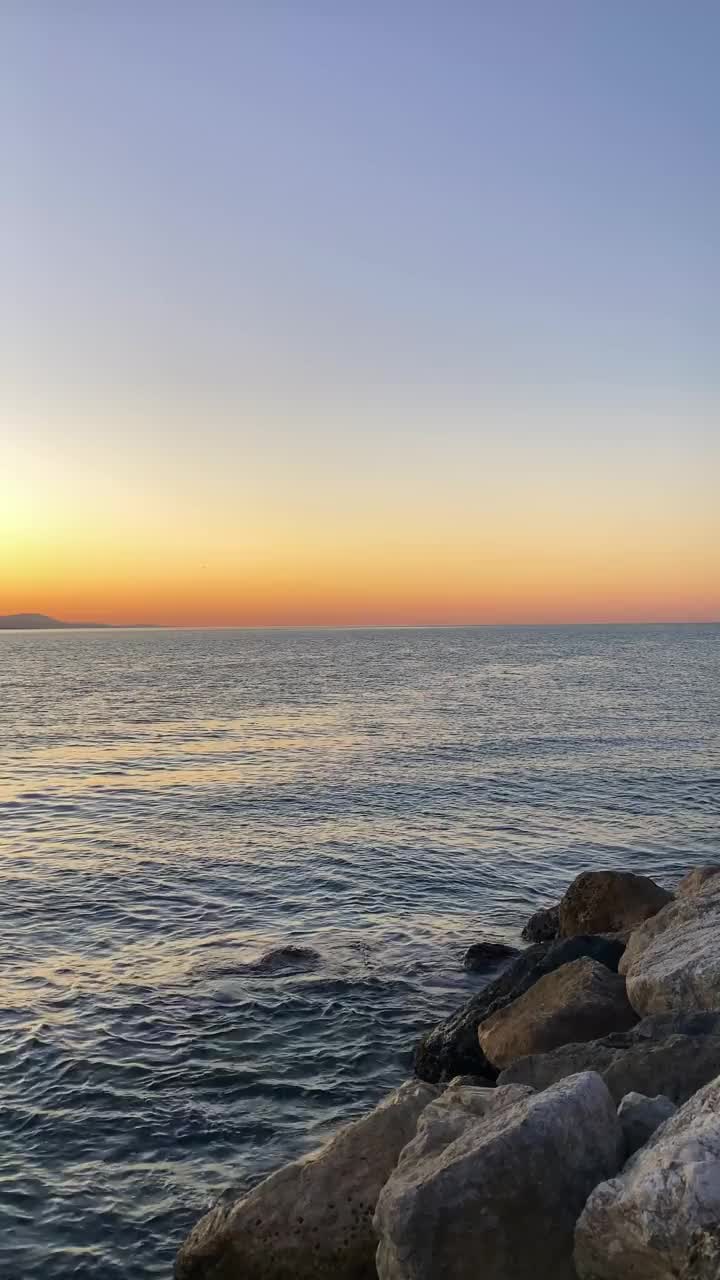 马拉加海滩和城市的日出视频素材