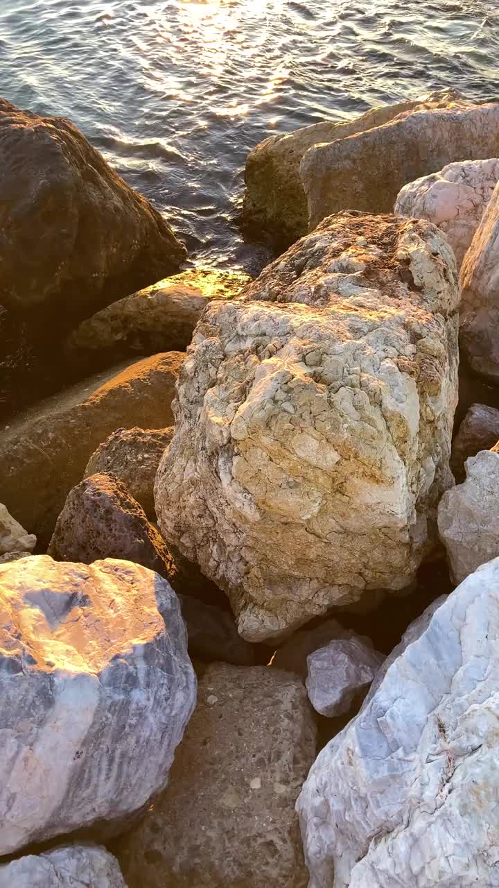 马拉加海滩和城市的日出视频下载