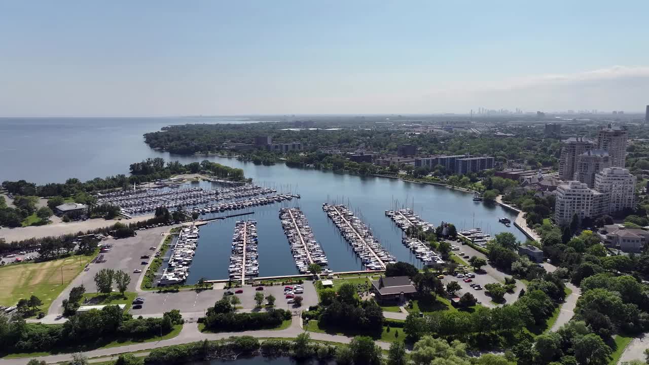 在多伦多市中心安大略湖附近的公园，无人机拍摄的码头景观视频下载