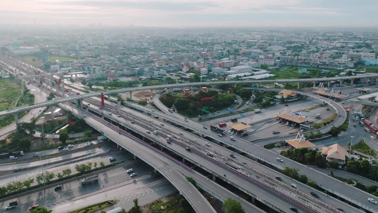 鸟瞰图城市汽车运输在十字路口繁忙的道路视频素材