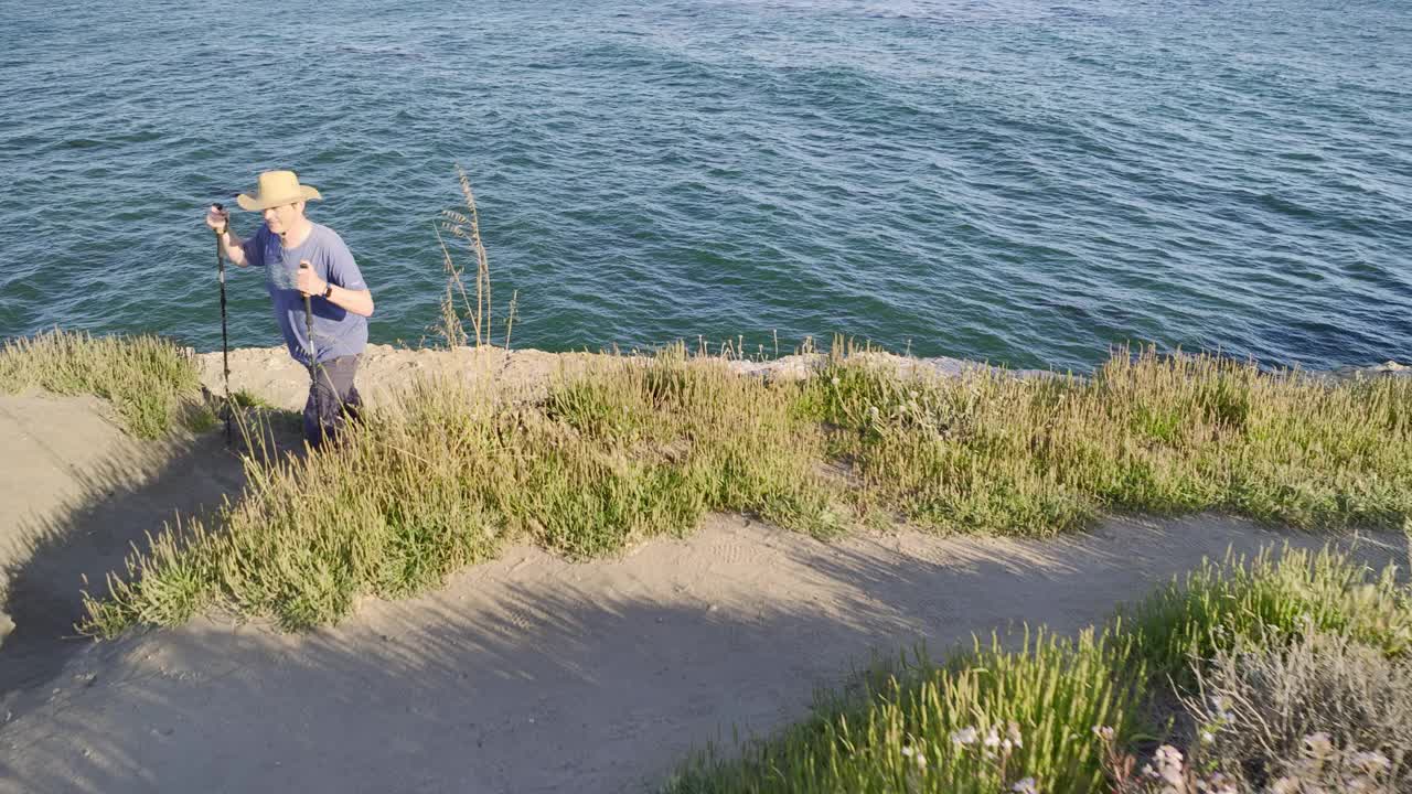 一名男子沿着崎岖的北加州海岸徒步旅行视频素材