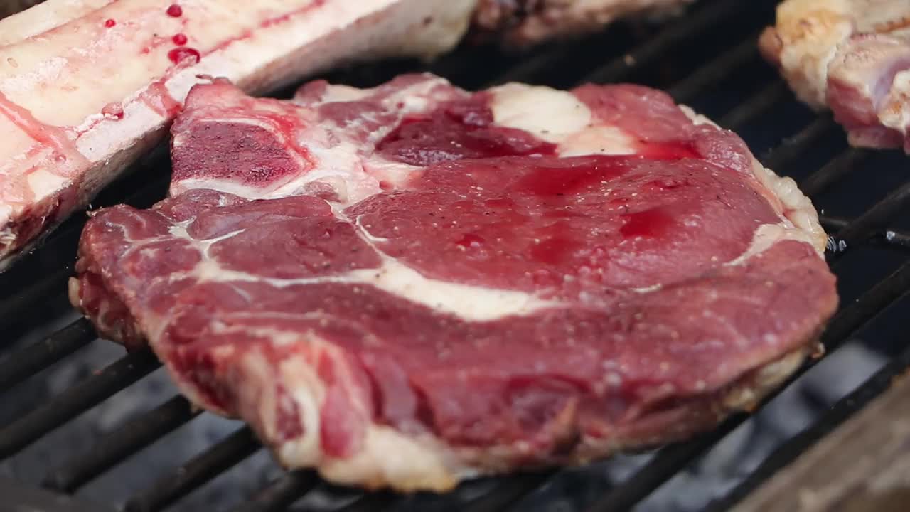 用木炭炖的肉块视频下载