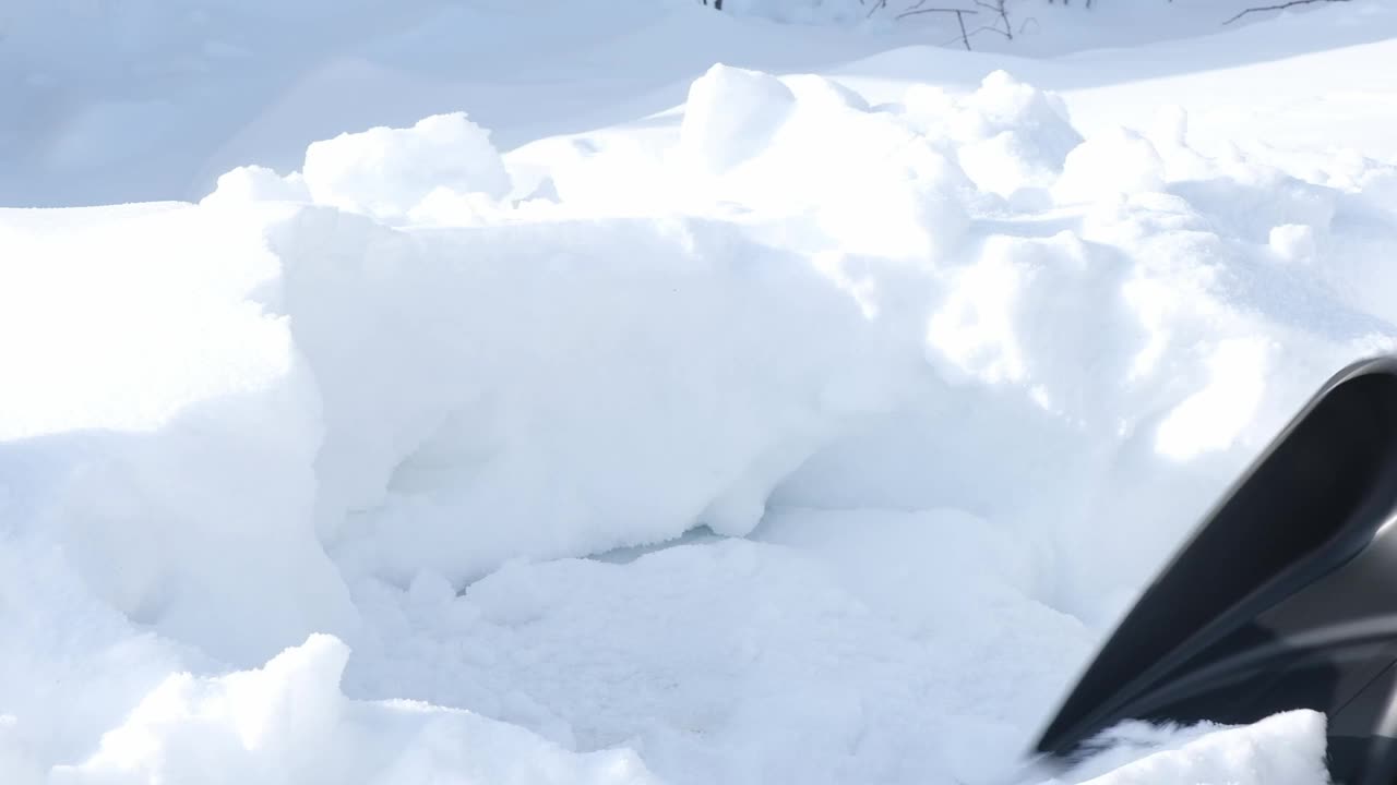 手拿雪铲在运动中清除白色的雪与模糊的运动和冬季背景视频下载